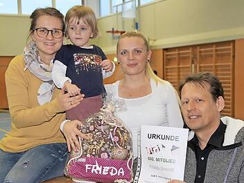 600. Mitglied Frieda mit ihrer Mutter Anna-Lena Brandt (links) und Kathi Schock sowie Karlheinz Grüner von der DJK.  Foto: Mathias Erlwein