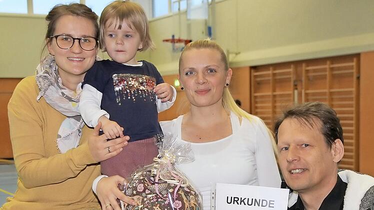 600. Mitglied Frieda mit ihrer Mutter Anna-Lena Brandt (links) und Kathi Schock sowie Karlheinz Grüner von der DJK.  Foto: Mathias Erlwein