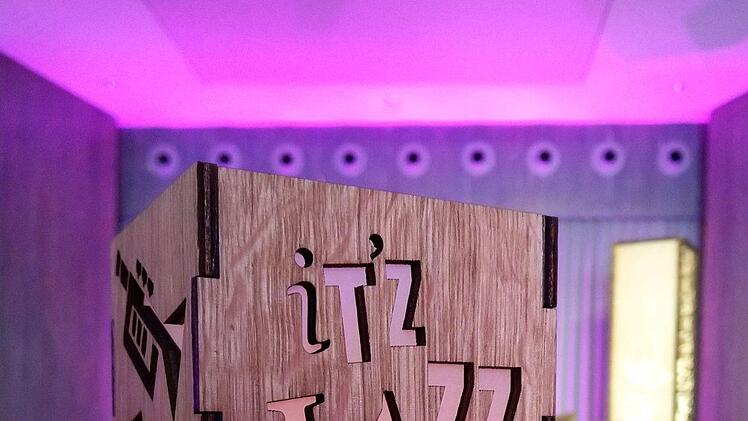 Eigens für die Jazz-Nacht entworfen: Tischleuchten  werben für das neue  Motto "It'z Jazz".Foto: Jochen Berger