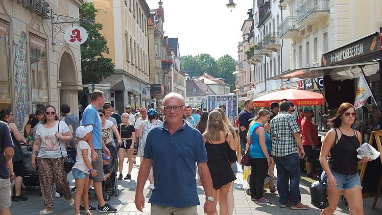 In der Ludwigstraße flanierten am Sonntag wieder viele Menschen, nicht wenige davon waren auch wegen dem Streetfood-Festival 2019 nach Bad Kissingen gekommen.  Michael Nöth