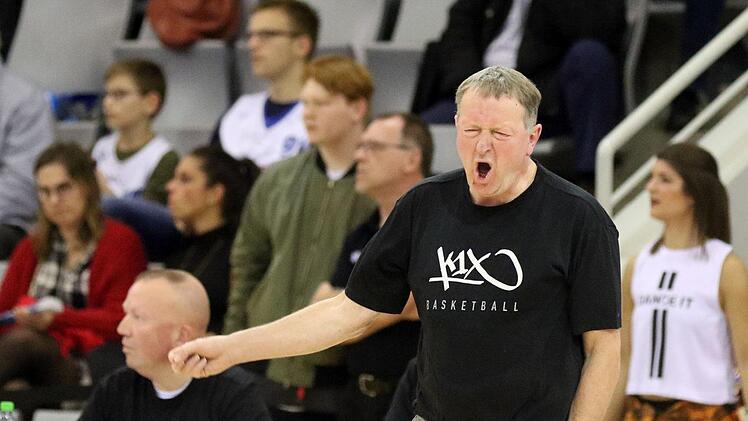 Emotionaler Ausbruch bei Ulf Schabacker, Trainer des Basketball-Drittligisten BBC Coburg. Sein Team startete im November nach einem schwachen Saisonstart einen Lauf und liegt mittlerweile auf Rang 4 der der ProB. Foto: Timo Geldner
