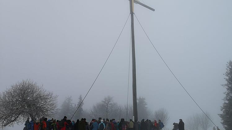 Unter dem Gipfelkreuz trafen sich die Rhönklubler zur Eröffnung des  Wanderjahrs der Saale-Sinn-Region. Foto: Marion Eckert
