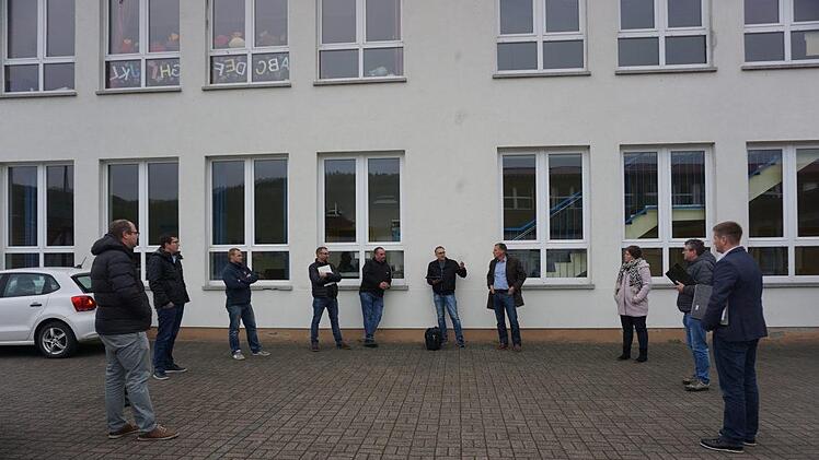 Im Zuge der Sanierung der Grundschule Zeitlofs werden neue Fenster  eingebaut. Der Bauausschuss beriet über die Gestaltung. Foto: Marion Eckert