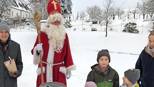 B&uuml;rgermeister Franz Uome mit Nikolaus bei der &Uuml;bergabe der Geschenke an die Kinder