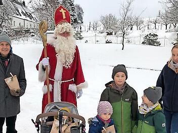 Bürgermeister Franz Uome mit Nikolaus bei der Übergabe der Geschenke an die Kinder