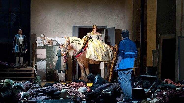 Szene mit der auf einem Pferd auftauchenden Königin (Leah Gordon) am Ende des 3. Akts Foto: Jutta Missbach