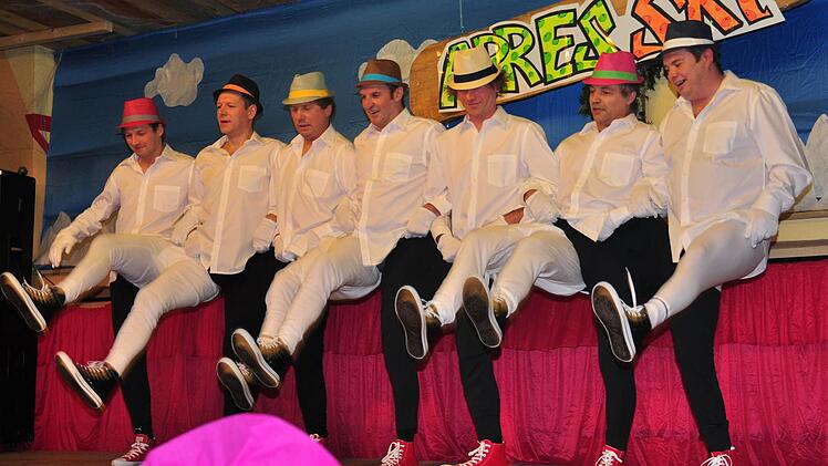 Das Dampfacher Männerballett, das bei seinem Tanz in schwarz-weißen Strumpfhosen Haltung bewies und seine Beine synchron im Takt der Musik schwang, wurde umjubelt.