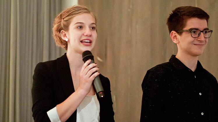 Clara Sophie Freitag und Henrik Letzer begrüßten die Gäste aus Würzburg.Foto: Jochen Berger