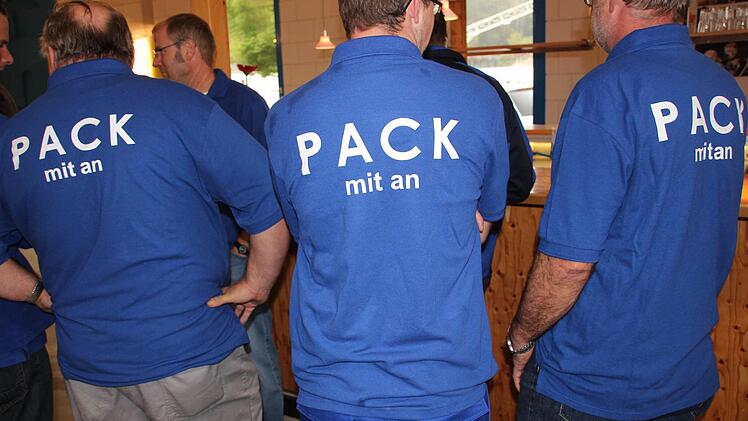 "Pack mit an" steht auf den T-Shirts. Das Handwerk im Landkreis hat dieses Motto aufgegriffen und will junge Leute für eine Ausbildung gewinnen. Fotos: Heike Beudert