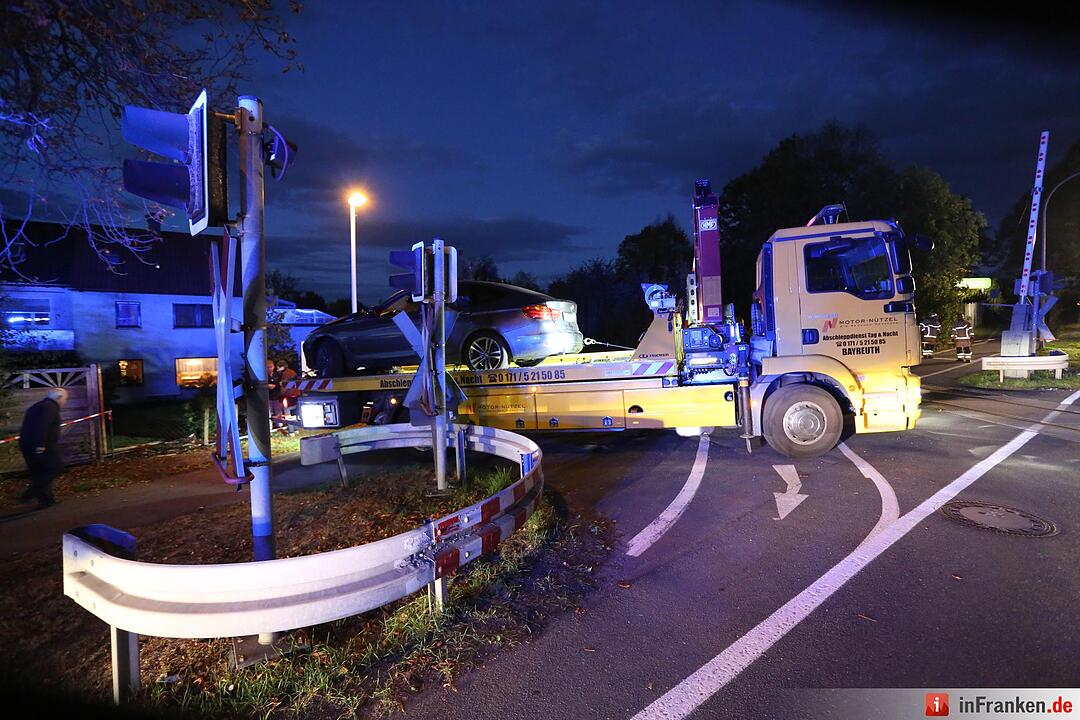 Pkw kracht nach Unfall an Bahnuebergang in angrenzenden Garten