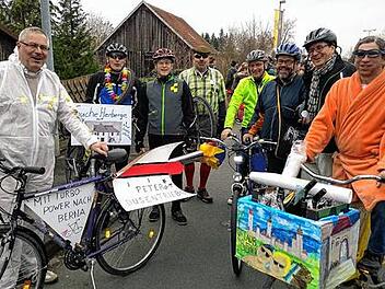 Radelnde Räte und Raumfahrer beim Maionbernheimer Faschingszug