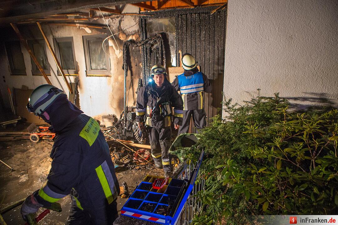 Fassade von Wohnhaus in Nuernberg fing Feuer