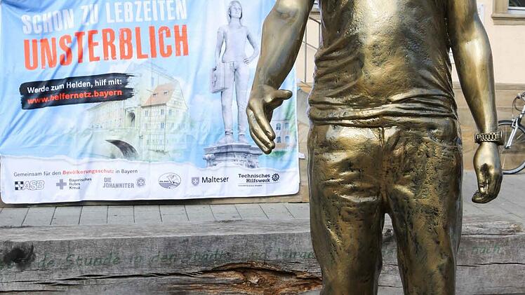 Noch zwei Wochen lang steht die Statue vor dem Rathaus. Foto: Riegerpress