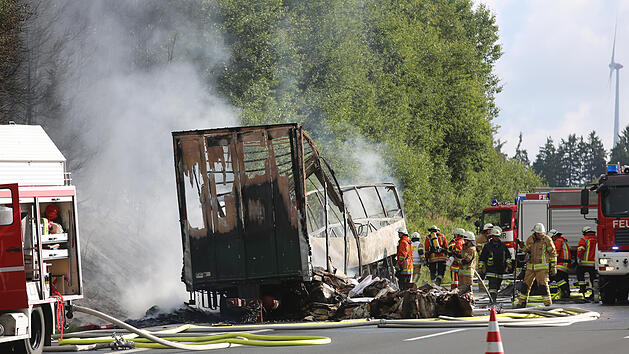 Brennender Reisebus auf A9 im Landkreis Hof - Autobahn komplett gesperrt