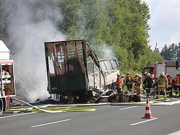 Brennender Reisebus auf A9 im Landkreis Hof - Autobahn komplett gesperrt