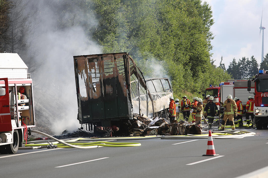 Brennender Reisebus auf A9 im Landkreis Hof - Autobahn komplett gesperrt