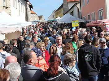 Die Marktstraße in Prölsdorf machte ihrem Namen alle Ehre. Hier ist der Mittelpunkt des Ostermarktes, hier wurde es eng.  Klaus Schmitt