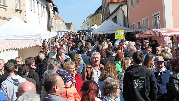 Die Marktstraße in Prölsdorf machte ihrem Namen alle Ehre. Hier ist der Mittelpunkt des Ostermarktes, hier wurde es eng.  Klaus Schmitt