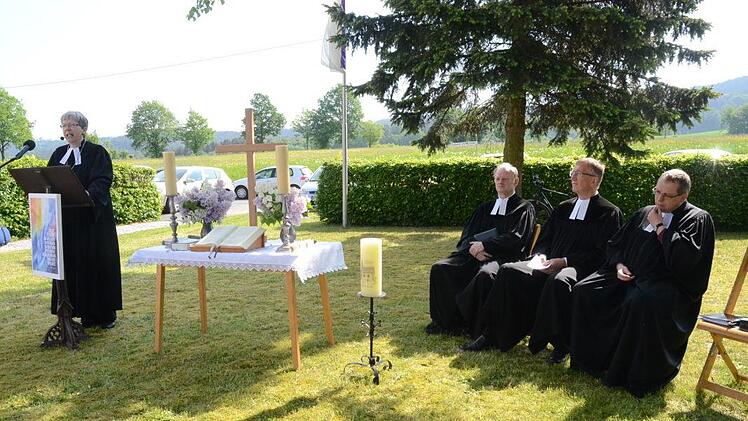Dekanin Dorothea Richter hielt die Festpredigt zum Fest Christi Himmelfahrt in Hain. Mit im Bild von links Pfarrer Reinhold König, Pfarrer Gerald Munzert und Pfarrer Christoph Teille.  Foto: Karl-Heinz Hofmann