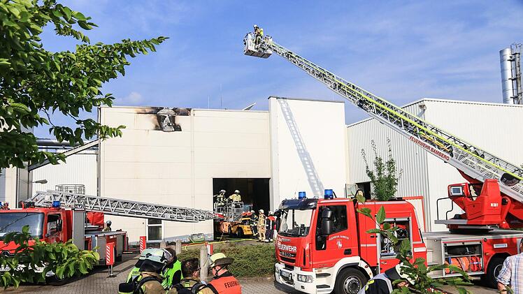 In Bamberg hat es am Mittwochabend in einer Lagerhalle im Gewerbegebiet Kramersfeld gebrannt.  Foto: NEWS5 / Merzbach