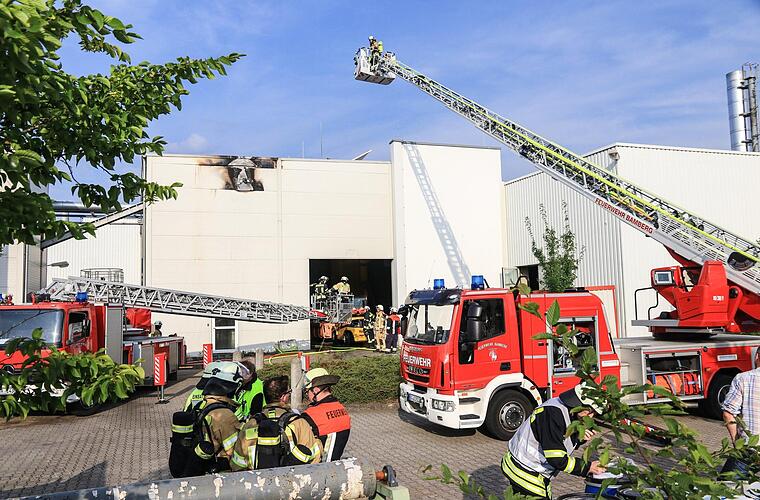 Brand in Textilveredlungsfirma in Bamberg: Feuerwehrmann verletzt - Ursache bekannt