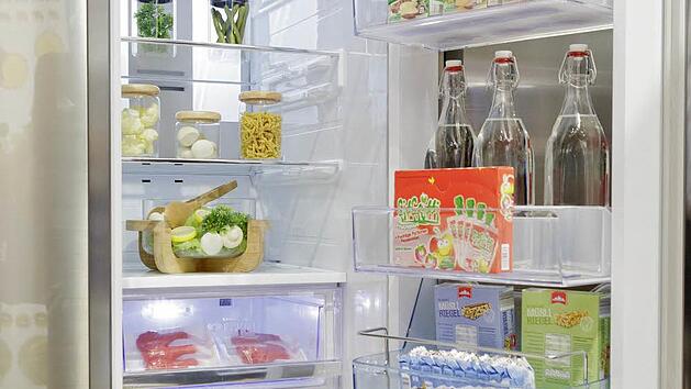 Ein gut besetzter K&uuml;hlschrank zaubert vielen Menschen ein L&auml;cheln ins Gesicht. Wenn neben den Lebensmittel aber noch Bakterien und dazu ein leichter Mief herrscht, kann einem der Appetit schnell vergehen.  Foto: Monique W&uuml;stenhagen/dpa