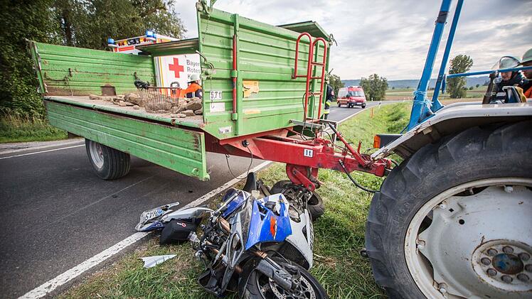 Ein Motorradfahrer ist zwischen Steinsfeld und Unterschwappach im Kreis Ha&szlig;berge mit einem Traktor kollidiert und wurde schwer verletzt.  Foto: Rene Ruprecht