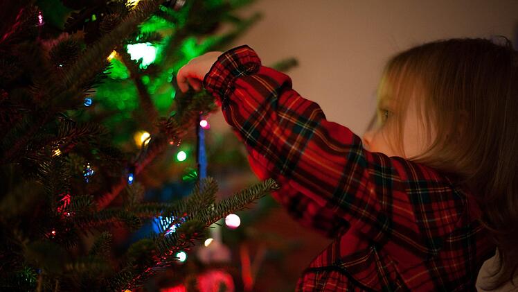 Seit Mitte Oktober ist das Jugendamt in Weißenburg-Gunzenhausen auf der Suche nach passenden Pflegeeltern für  zwei Schwestern. Kurz vor Weihnachten treffen die Mädchen zum ersten Mal ihre potenzielle Pflegefamilie. Symbolfoto: Pexels/Josh Willink