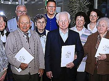 Der Festzug führte in die Schule, viele Teilnehmer trugen die attraktive Bärnfelser Tracht. FSV-Hauptvereinsvorsitzender Reinhardt Glauber (hinten Zweiter v. r.) ehrte treue Mitglieder (unten, hinten 2. v. r.). Fotos: Galster
