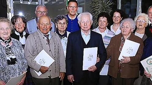 Der Festzug führte in die Schule, viele Teilnehmer trugen die attraktive Bärnfelser Tracht. FSV-Hauptvereinsvorsitzender Reinhardt Glauber (hinten Zweiter v. r.) ehrte treue Mitglieder (unten, hinten 2. v. r.). Fotos: Galster
