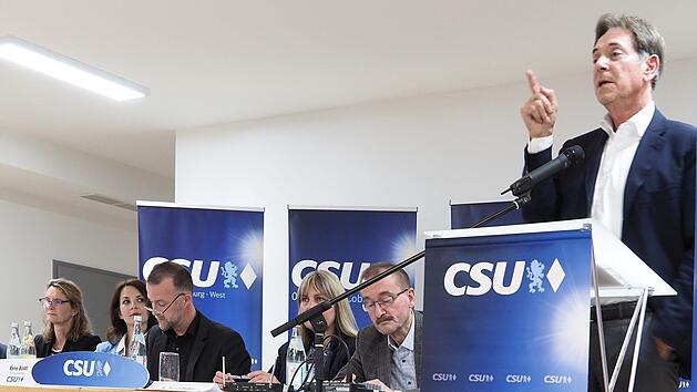 Harte und klare Worte gab es am Dienstagabend vom Vorsitzenden der Brose-Gesellschafterversammlung, Michael Stoschek, bei der Kreishauptversammlung der Coburger CSU. Der Unternehmer ist unzufrieden mit den Positionen und dem Verhalten seiner Parteifreunde bei den Themen "Globe" und "Kongresshotel". Die Wutrede verfolgten (von links) MdB Hans Michelbach,Petra Heginger, Christina Vatke, Kreisvorsitzender René Boldt, Bürgermeisterin Birgit Weber und Hans-Herbert Hartan.Foto: Christoph Winter