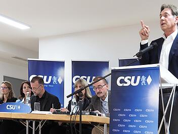 Harte und klare Worte gab es am Dienstagabend vom Vorsitzenden der Brose-Gesellschafterversammlung, Michael Stoschek, bei der Kreishauptversammlung der Coburger CSU. Der Unternehmer ist unzufrieden mit den Positionen und dem Verhalten seiner Parteifreunde bei den Themen "Globe" und "Kongresshotel". Die Wutrede verfolgten (von links) MdB Hans Michelbach,Petra Heginger, Christina Vatke, Kreisvorsitzender René Boldt, Bürgermeisterin Birgit Weber und Hans-Herbert Hartan.Foto: Christoph Winter