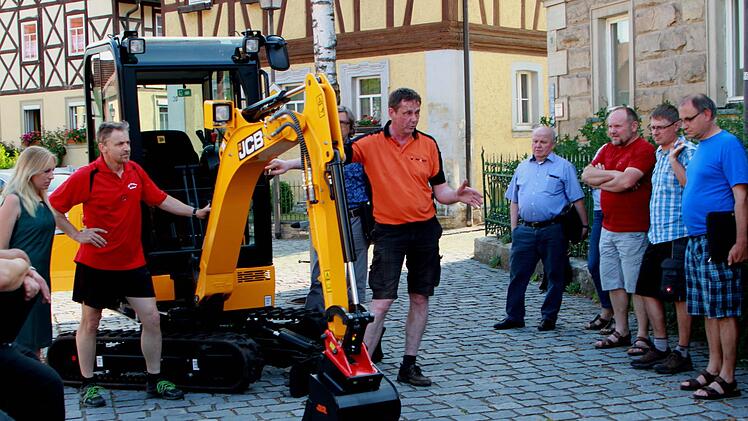 Für die Arbeiten in der Gemeinde und durch den Bauhof wurde ein Mini-Bagger angeschafft. Unser Bild zeigt ein vergleichbares Modell, das der  Gemeinderat mit Bürgermeister Karl-Heinz Kandler (Fünfter von rechts) besichtigt hatte.