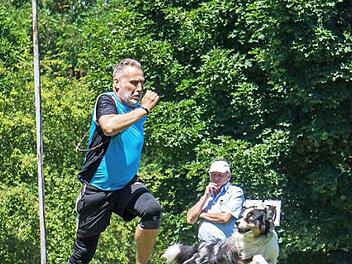 Erich Schober und seinem "Nanuk" ist die Anstrengung beim Hürdenlauf anzusehen. Doch als Belohnung gab es im Vierkampf II den Titel.