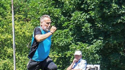 Erich Schober und seinem "Nanuk" ist die Anstrengung beim Hürdenlauf anzusehen. Doch als Belohnung gab es im Vierkampf II den Titel.