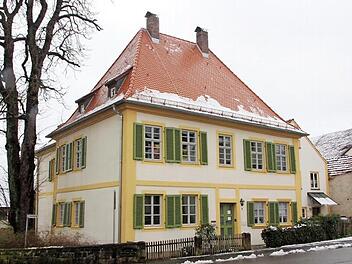 Das schmucke und denkmalgeschützte Pfarrhaus von Rentweinsdorf wurde in der Vakanzzeit aufwendig saniert. Jetzt ist es wieder bewohnt und mit Gemeindeleben erfüllt.  Foto: Eckehard Kiesewetter