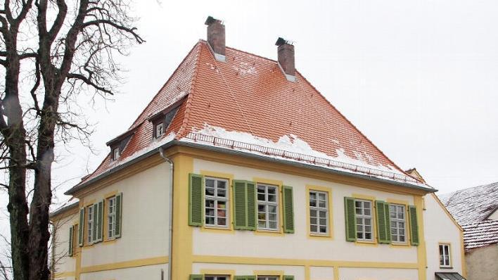 Das schmucke und denkmalgeschützte Pfarrhaus von Rentweinsdorf wurde in der Vakanzzeit aufwendig saniert. Jetzt ist es wieder bewohnt und mit Gemeindeleben erfüllt.  Foto: Eckehard Kiesewetter