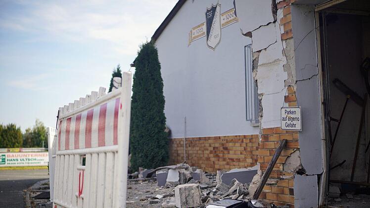 Der Schiedsrichter-Parkplatz und die Garage sind nun abgesperrt. Foto: Bastian S&uuml;nkel