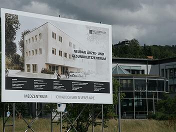 Das Bauschild f&uuml;r das geplante Medzentrum an der Pr&uuml;mmer Klinik steht. Mit dem Baubeginn dauert es noch.  Foto: Steffen Standke