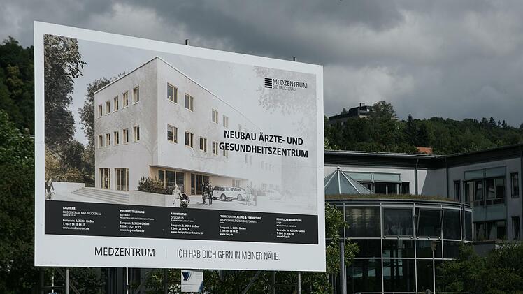 Das Bauschild f&uuml;r das geplante Medzentrum an der Pr&uuml;mmer Klinik steht. Mit dem Baubeginn dauert es noch.  Foto: Steffen Standke
