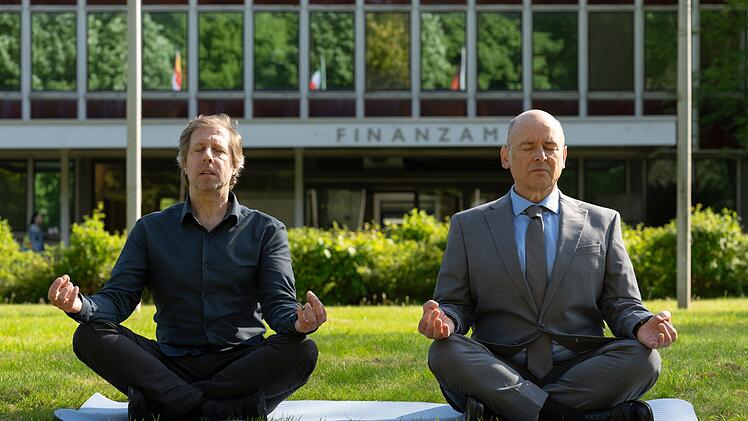 So friedlich sieht man diese beiden selten zusammen: Ekki (Oliver Korittke, links) f&uuml;hrt seinen &uuml;berspannten Chef Grabowski (Vittorio Alfieri) in die Kunst der Entspannung ein. Nicht uneigenn&uuml;tzig: So kann Wilsberg im B&uuml;ro herumschn&uuml;ffeln.