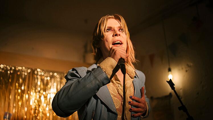 Poetry Slammer Colin Trenkner (Mitja Over), ebenfalls Mitglieder der Grusel-WG, war der einzige, der sich um die mittlerweile verstorbene Mitbewohnerin gesorgt und gek&uuml;mmert hat.