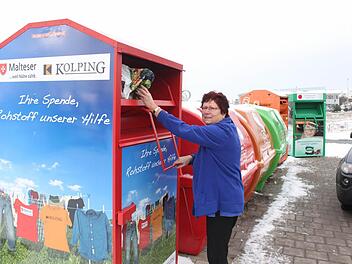 Gabriele Moser kann auf diesem städtischen Stellplatz am Wachenrother Weg unter drei Kleidercontainern auswählen. Foto: Andreas Dorsch