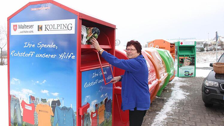Gabriele Moser kann auf diesem städtischen Stellplatz am Wachenrother Weg unter drei Kleidercontainern auswählen. Foto: Andreas Dorsch
