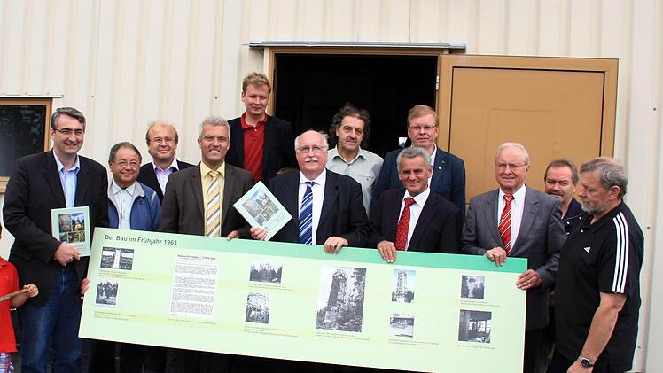 Übergabe der neuen Tafeln zur Geschichte der Thüringer Warte an den Bürgermeister der Stadt Ludwigsstadt, Timo Ehrhardt, und die Ehrengäste durch Kreisheimatpfleger und Stadtarchivar Siegfried Scheidig.