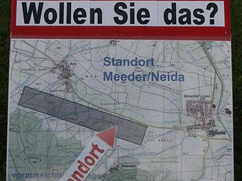 Soll für Aufmerksamkeit sorgen: Das Plakat der Flugplatzgegner.  Fotos: Thomas Heuchling