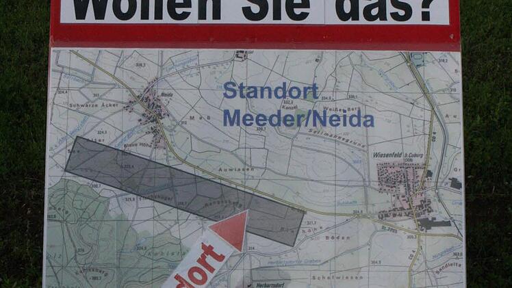 Soll für Aufmerksamkeit sorgen: Das Plakat der Flugplatzgegner.  Fotos: Thomas Heuchling