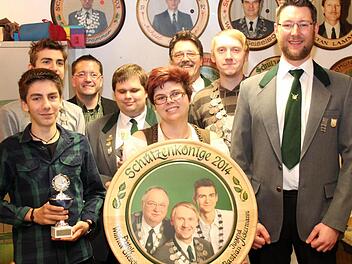 David Ackermann, Martina Glotz, Thomas Hümmer (vorne v. l.), Bastian Ackermann, Manuel Schnaiker, Martin Stark (Mitte v. l.) sowie Karsten Fischkal und Manfred Rausch (hinten v. l.) freuten sich gemeinsam über ein paar Volltreffer der Adelsdorfer Schützen. Foto: Johanna Blum