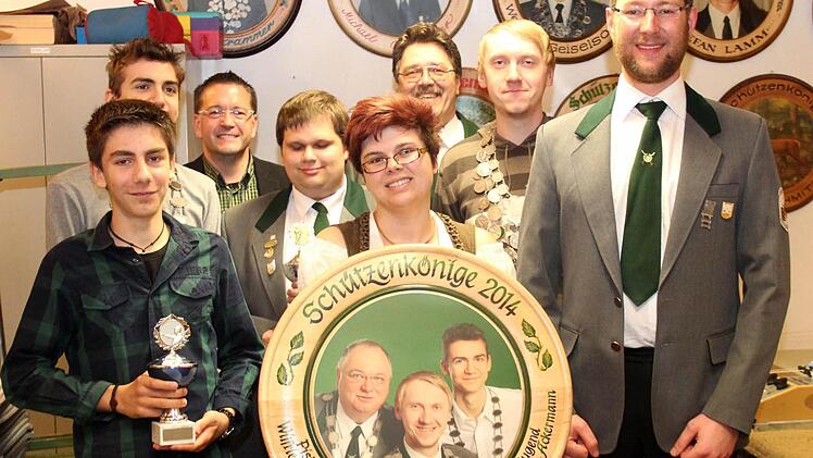 David Ackermann, Martina Glotz, Thomas Hümmer (vorne v. l.), Bastian Ackermann, Manuel Schnaiker, Martin Stark (Mitte v. l.) sowie Karsten Fischkal und Manfred Rausch (hinten v. l.) freuten sich gemeinsam über ein paar Volltreffer der Adelsdorfer Schützen. Foto: Johanna Blum