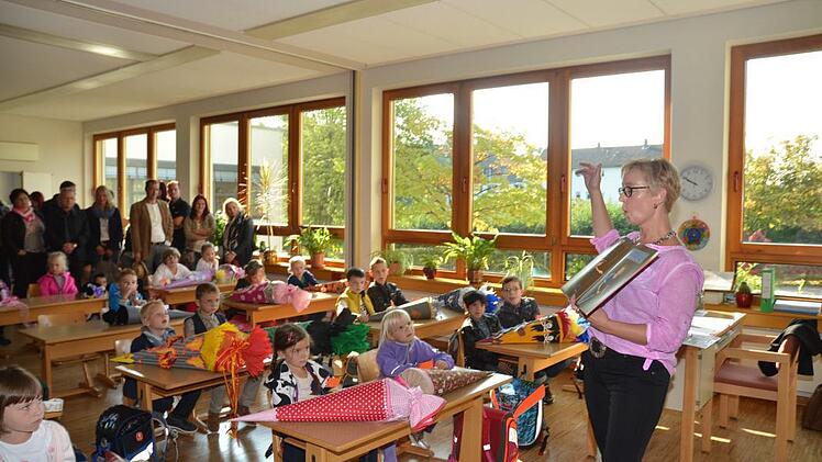 Selbst die Eltern lauschten der Geschichte vom Ernst des Lebens, die die Lehrerin Ruth Birkner faszinierend vorgetragen hat.